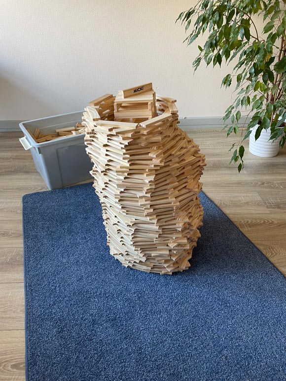 Klassengemeinschaftsprojekt mit Holzbausteinen Klassengemeinschaftsprojekt mit Holzbausteinen