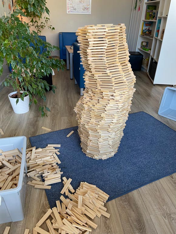 Klassengemeinschaftsprojekt mit Holzbausteinen Klassengemeinschaftsprojekt mit Holzbausteinen