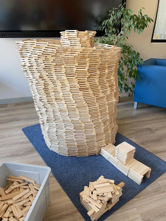 Klassengemeinschaftsprojekt mit Holzbausteinen Klassengemeinschaftsprojekt mit Holzbausteinen