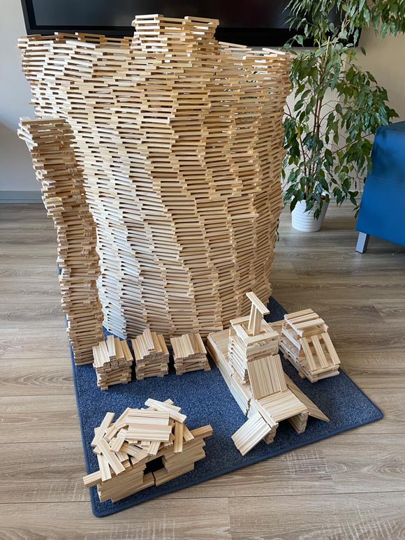 Klassengemeinschaftsprojekt mit Holzbausteinen Klassengemeinschaftsprojekt mit Holzbausteinen