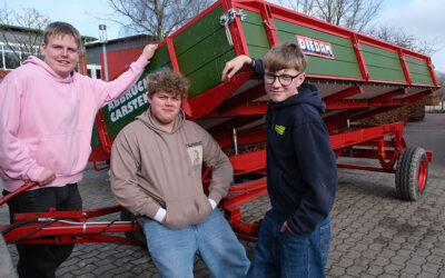 150 Stunden Schrauben: Drei Teenager möbeln einen alten „Diedam“-Anhänger auf